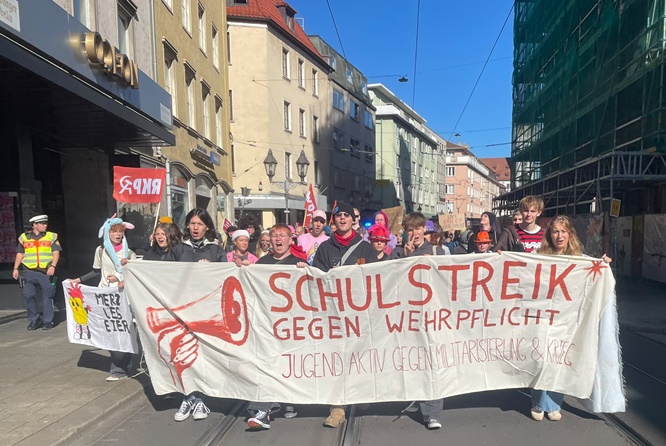 Schulstreik gegen Wehrpflicht Würzburg: Mehr Protest als erwartet, Solidarität von den Linken