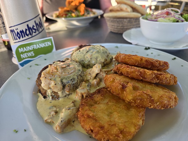 Essen wie Gott in Franken: Schugi´s Küche in Euerbach mit Fleischküchle und Crunch-Salat