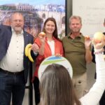 Bio-Obst zum Schulstart: Landrat Thomas Eberth verteilt Äpfel, Birnen und Fairtrade-Bananen am neuen Förderzentrum in Gaukönigshofen