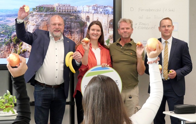 Bio-Obst zum Schulstart: Landrat Thomas Eberth verteilt Äpfel, Birnen und Fairtrade-Bananen am neuen Förderzentrum in Gaukönigshofen