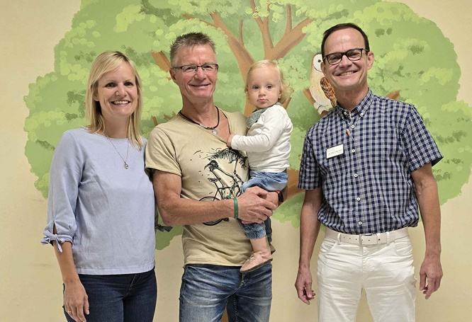 1.600 Euro für die Kinderintensivstation des Leopoldina-Krankenhauses: Überreicht wurde die Spende von Uwe Stephan, seiner Tochter Nina Stock und seiner 15 Monate alten Enkelin Valentina
