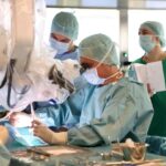 Weltpremiere und erfolgreicher Eingriff im Hörzentrum der HNO-Klinik: Erste Patientin wurde mit vollständig implantierbaren Cochlea-Implantaten an beiden Ohren versorgt