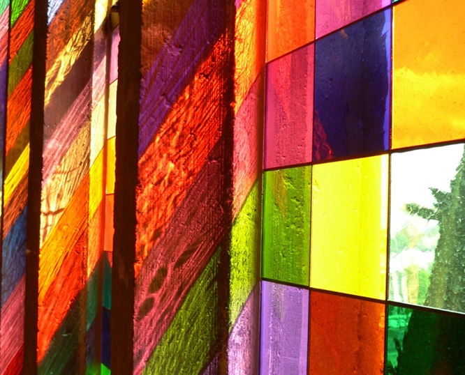 Wer weiß denn, ein Originalausschnitt des berühmten Kölner Dom-Fensters von Gerhard Richter in Waldsassen zu bewundern ist?