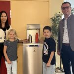 Frisches Trinkwasser ist jederzeit verfügbar: Neuer Wasserspender für die Grund- und Mittelschule Sennfeld