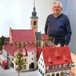 Geschenk von Werner Heimrich an den Historischen Förderkreis: Gochsheimer Gärtner baute vor 20 Jahren ein detailgetreues Modell mit der Kirche St. Michael, den Kirchgaden und dem Historischen Rathaus