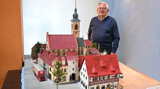 Geschenk von Werner Heimrich an den Historischen Förderkreis: Gochsheimer Gärtner baute vor 20 Jahren ein detailgetreues Modell mit der Kirche St. Michael, den Kirchgaden und dem Historischen Rathaus