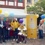 Bunte Luftballon-Aktion zum Welthospiztag: Hospizverein Main-Spessart informierte am Marktplatz über seine Arbeit