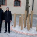 Sichtbarkeit und Ermutigung: Gedenkort für Betroffene sexuellen Missbrauchs am Kiliansplatz in Würzburg übergeben
