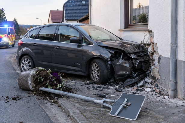 Pkw fährt in Diebach in eine Hauswand und verursacht einen Sachschaden von mehreren tausend Euro