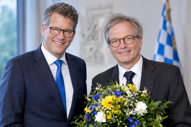„Wir fahren nach Stockholm!“: Wissenschaftsminister Markus Blume gratuliert Nobelpreisträger Georg Nagel aus Würzburg