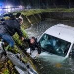 Kleintransporter gerät in Regenrückhaltebecken und sank: Zeuge eilt zu Hilfe und verhindert womöglich Schlimmeres