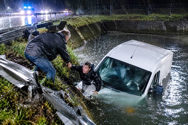 Kleintransporter gerät in Regenrückhaltebecken und sank: Zeuge eilt zu Hilfe und verhindert womöglich Schlimmeres