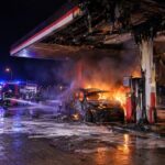 Hoher Sachschaden: Pkw gerät in der Nacht auf Sonntag an einer Tankstelle an der Rastanlage Spessart Süd in Brand