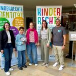 Es lohnt sich, die eigenen Rechte zu kennen: Glücklicher Gewinner beim Kinderrechte-Quiz im Rahmen der Langen Nacht der Demokratie