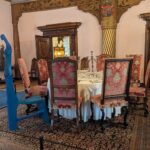 Führung im Graf-Luxburg-Museum: Ein blaues Kunstwerk trifft auf gräfliche Wohnkultur