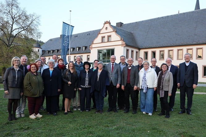 „Ihr sollt ein Segen sein!“: Bistum ehrt zehn Frauen und sechs Männer für 40 beziehungsweise 25 Jahre Dienst in der Seelsorge und im Schuldienst