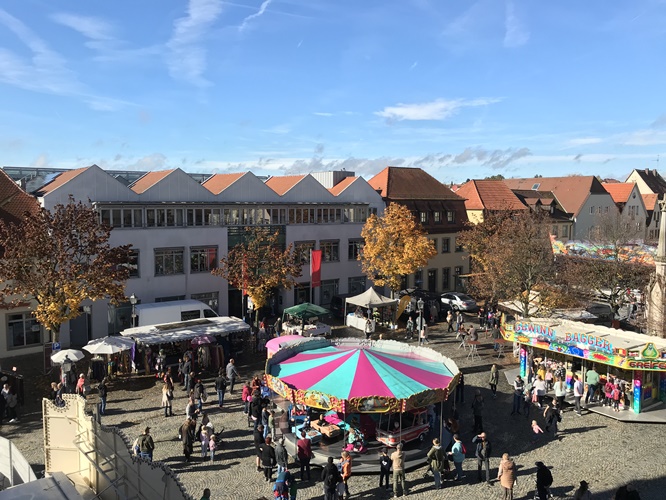 Haßfurter Kirchweih lädt zum Herbst-Bummel ein: Festbetrieb vom 16. bis 20. Oktober mit Vergnügungspark, Kirchweihmarkt und verkaufsoffenem Sonntag