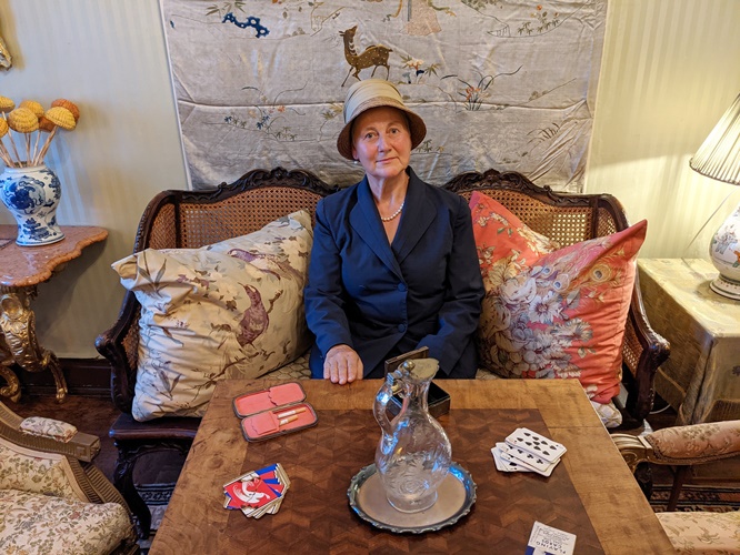 Gräfin Carola lädt zu einem Rundgang durch das Graf-Luxburg-Museum in Schloss Aschach ein