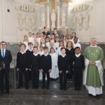 25 Mädchen und neun Jungen bekommen bei Gottesdienst im Kiliansdom Chornadel ans Revers geheftet