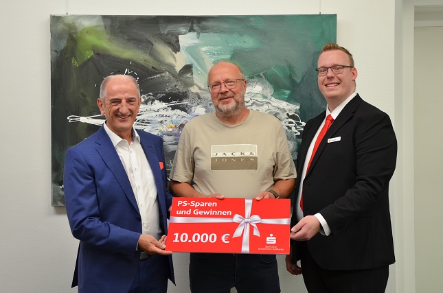 Sparen, gewinnen, freuen: Kunde aus Poppenhausen gewinnt 10.000 Euro im PS-Sparen der Sparkasse