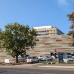 Parkhaus-Neubau am Leopoldina-Krankenhaus schreitet sichtbar voran: Die Eröffnung ist für Dezember geplant