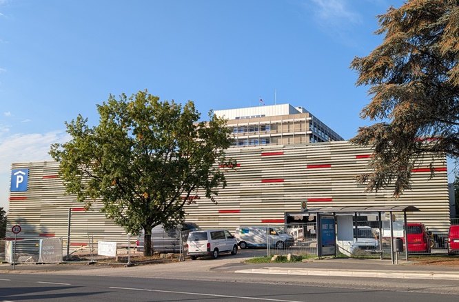 Parkhaus-Neubau am Leopoldina-Krankenhaus schreitet sichtbar voran: Die Eröffnung ist für Dezember geplant