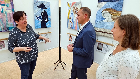 Ausstellung „Patchwork trifft KI – Vom Prompt zum Quilt“: Wenn die KI Ideen liefert und der Stoff Geschichten erzählt