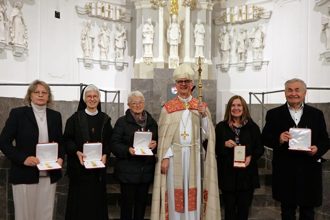 Bischof Dr. Franz Jung verleiht päpstliche Auszeichnungen: Silvesterorden sowie Ehrenkreuz „Pro Ecclesia et Pontifice“