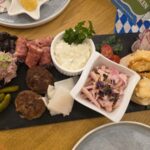 Essen wie Gott in Franken: Der Rosenhof in Aidhausen mit Fleischküchle und der Oktoberfest-Brotzeitplatte
