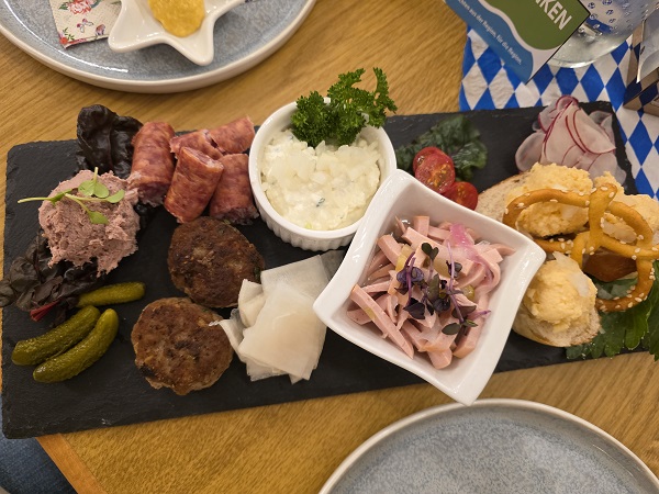 Essen wie Gott in Franken: Der Rosenhof in Aidhausen mit Fleischküchle und der Oktoberfest-Brotzeitplatte