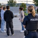Streit unter Kindern mit einer mutmaßlichen gewaltsamen Einmischung eines Erwachsenen