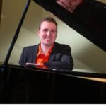 „Lass dich durch meinen Flügel beflügeln!“ Musikalischer Impulsvortrag „Theoretisch nicht, praktisch aber schon“ mit Tristan Schulz