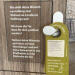 Zwischen Tür und Angel: Ausstellung informiert kurz und einfach über zukunftsfähiges Wohnen auf dem Land