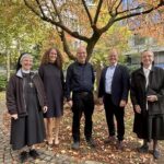 Zeit für den Abschied und ein großes Dankeschön: Elmar Pfister übergab die Leitung der Berufsfachschule für Pflege