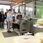 Zusätzliche Aufträge für Lebenshilfe-Einrichtung dank neuer Wickelhalbautomaten: FRÄNKISCHE Rohrwerke baut Zusammenarbeit mit Werkstatt Sennfeld aus
