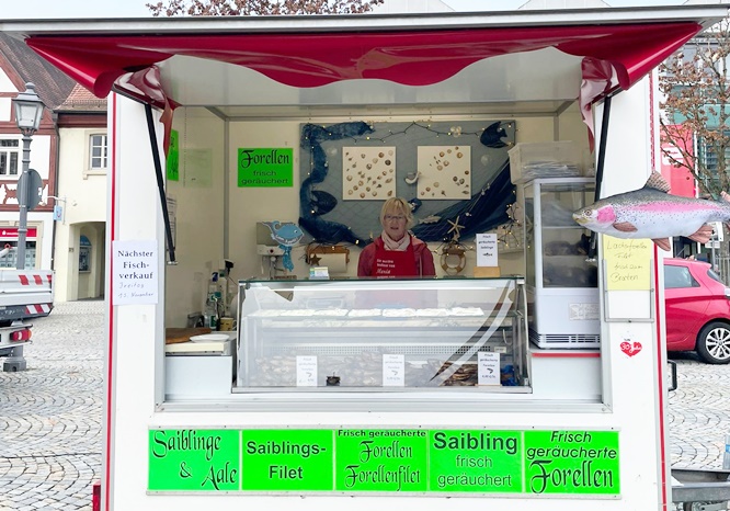 Haßfurter Wochenmarkt am 16. Oktober verlegt: Marktgeschehen in der Oberen Hauptstraße mit erweitertem Angebot