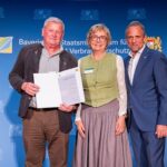 Bayerns Umweltminister Thorsten Glauber zeichnete den langjährigen Naturschutzwart und Biberberater Wolfgang Lappe aus Ebern aus