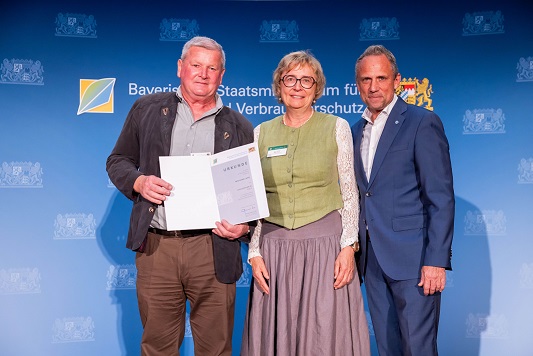 Bayerns Umweltminister Thorsten Glauber zeichnete den langjährigen Naturschutzwart und Biberberater Wolfgang Lappe aus Ebern aus