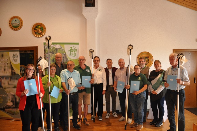 Streuobst hat Zukunft: Der Obst- und Gartenbauverein Goßmannsdorf wurde vom Bezirksverband für den Erhalt der wertvollen Kulturlandschaft ausgezeichnet
